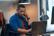 DS Tyrone Clarke (Ukweli Roach) nimmt sich im Büro die Zeit für ein privates Telefongespräch. DS Tyrone Clarke (Ukweli Roach) nimmt sich im Büro die Zeit für ein privates Telefongespräch.