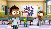 Sherwood, Lola und Angelo (v.li.) versuchen ihren Lehrer Mr. Foot zu hypnotisieren, um die Termine f&uuml;r seine unangek&uuml;ndigten Tests herauszubekommen. Ob das klappt?