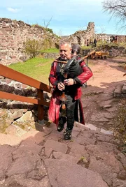 Kai Prengel ist der Gastwirt auf der Burgruine Hohnstein in Neustadt/Harz. Auf Rundgängen und an schottischen-Abenden spielt er seine mittelalterliche Marktpfeife. Kai Prengel ist der Gastwirt auf der Burgruine Hohnstein in Neustadt/Harz. Auf Rundgängen und an schottischen-Abenden spielt er seine mittelalterliche Marktpfeife.