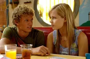 Byron (Christopher Poree, li.) bittet Emma (Claire Holt) seine Schwimm-Trainerin zu werden. Da sie fr&uuml;her selbst Schwimmwettbewerbe gewonnen hat, soll sie ihn fachm&auml;nnisch vorbereiten. Emma z&ouml;gert, schlie&szlig;lich k&ouml;nnte sie in der N&auml;he des Wassers nass werden.