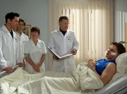 Bei der Visite bemerkt Dr. Heilmann (Thomas R&uuml;hmann, 2. von rechts), dass Mirko Kowalski (Martin Goeres, rechts) Sch&uuml;ttelfrost hat und ordnet weitere Untersuchungen an. Dr. Brentano (Thomas Koch, links) hat jedoch den Verdacht, dass Mirkos K&ouml;rper Anzeichen eines Entzuges zeigt.