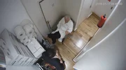 Julian Assange wird von einer &Uuml;berwachungskamera aufgenommen
