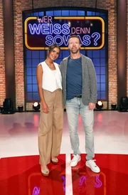 Treten bei "Wer wei&szlig; denn sowas?" als Kandidat:innen an: Die Sportmoderatorin Lea Wagner (l.) und der Sportmoderator Steffen Freund (r.).