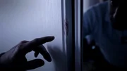 In der Wohnung der Ermordeten finden die Ermittler Blutspuren.