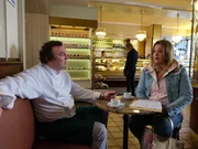 Trixie Kuntze (Alwara H&ouml;fels) hat endlich eine Zusage f&uuml;r die Lehre: Eine Ausbildung in der B&auml;ckerei von Konditormeister Kippling (Christian Ahlers).