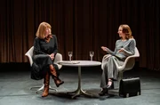 Alice (Nina Gummich) und Esther Vilar (Katharina Schüttler) im TV-Duell. Alice (Nina Gummich) und Esther Vilar (Katharina Schüttler) im TV-Duell.