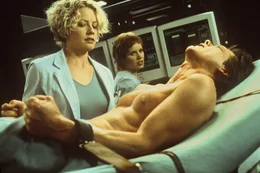 Linda (Elisabeth Shue, l.) und Sarah (Kim Dickens, m.) k&ouml;nnen nichts f&uuml;r Sebastian (Kevin Bacon) tun...