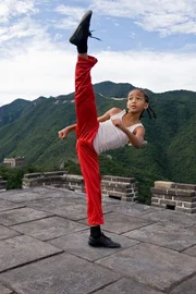 Die Schule in Peking entwickelt sich f&uuml;r den zw&ouml;lfj&auml;hrigen Dre (Jaden Smith) zur reinen H&ouml;lle, weil ihm der Kung-Fu-versierte tyrannische Raufbold Cheng und seine Gang andauernd auflauern. Eines Tages w&auml;hrend einer Pr&uuml;gelei naht kompetente Hilfe ...