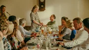 Ein besonderer Moment bei der Silbernen Hochzeit von Anneliese Eisele (Helga Reichert, M.) und Wolfram Eisele (Roberto Martinez, 5.v.r.). Während sich das Paar rührend die Hände hält, sorgt Tante Gabi (Nina Gnädig, l.) musikalisch für die passende Stimmung. Ein besonderer Moment bei der Silbernen Hochzeit von Anneliese Eisele (Helga Reichert, M.) und Wolfram Eisele (Roberto Martinez, 5.v.r.). Während sich das Paar rührend die Hände hält, sorgt Tante Gabi (Nina Gnädig, l.) musikalisch für die passende Stimmung.