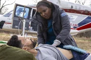 Chicago Med Staffel 9 Folge 10 Erste Hilfe auf dem Feld nach Notlandung: Henderson Wade als Dr. Loren Johnson, Marlyne Barrett als Maggie Lockwood