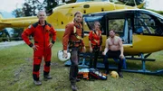 Bergf&uuml;hrer Emil (Frederik Jan Hofmann, r.) hatte Gl&uuml;ck, dass Markus (Sebastian Str&ouml;bel, 2.v.l.), Katharina (Luise B&auml;hr, 2.v.r.) und Michi (Robert Lohr, l.) so schnell zur Stelle waren.