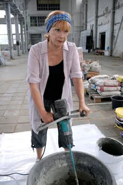 Charlotte Baumgart (Ursela Monn) beim Renovieren der alten Tuchfabrik, die einmal Charlottes Galerie beherbergen soll. Haben die beiden Baumgarts sich mit diesem Vorhaben nicht ein wenig &uuml;bernommen? Schon jetzt ist sicher, dass sie m&ouml;glichst viel selbst machen m&uuml;ssen, um Geld zu sparen.