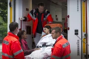 Frau Kurschmann (Caro Dibbern, 2.v.r.) wurde von ihrem Ex-Mann geschlagen. Dr. Haase (Fabian Harloff, M.) bringt sie ins Elbkrankenhaus. Helen (Dennenesch Zoud&eacute;, 2.v.l.) m&ouml;chte Frau Kurschmann zu einer Zeugenaussage ermutigen.