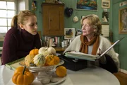 Lilja (Christine Schorn, r.) zeigt Britta (Cornelia Ivancan, l.) all die Briefe, die sie seit der Trennung an ihre Tochter geschrieben hat.