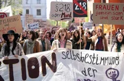 Demonstration gegen den Paragraphen 218. Demonstration gegen den Paragraphen 218.