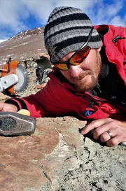 Auf dem Shackleton-Gletscher sucht der Pal&auml;ontologe Nathan Smith nach Hinweisen, wie sich die verschiedenen Dinosaurierarten an die widrigen Bedingungen am S&uuml;dpol angepasst haben k&ouml;nnten.