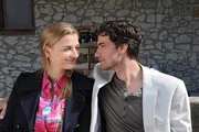 Da Theresa (Ines Lutz, l.) sich nicht von der maroden Brauerei trennen will, bietet ihr Moritz (Moritz Tittel, r.) finanzielle Hilfe an.