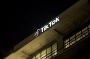 Der erste Teil der Dokumentation widmet sich der politischen Bedeutung von ByteDance, Firma des TikTok-Gr&uuml;nders Zhang Yiming, und untersucht die Rolle dieses Mediums in der chinesischen Expansionspolitik.