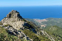 Elba, Italiens Insel im blauen Mittelmeer: Blick vom Monte Capanne auf Marciana Marina