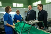 Bei ihrem aktuellen Fall bekommt Dr. Franziska Sommerfeld (Christina Rainer, M.) zu Richard Voss' (Jan-Gregor Kremp, 2.v.r.) und Tom Kupfers (Ludwig Blochberger, r.) &Uuml;berraschung Unterst&uuml;tzung von einer jungen Kollegin Rebecca Jacobi (Liliane Amuat, l.).