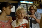 Lewis (Angus McLaren, re.) nervt Rikki (Cariba Heine, Mitte) und Cleo (Phoebe Tonkin, li.) allm&auml;hlich damit, dass er immer neue Proben von den M&auml;dchen fordert, um sie zu untersuchen.