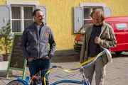 Von links: Nachdem Mike (Harry Blank) und Sascha (Eisi Gulp) zufrieden ihr Bike fertigstellen, ist Mike insgeheim vorfreudig, weil Monte Carlo nichts mehr im Weg steht.