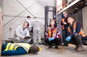 Pauline Hobrecht (Agnes Decker) und Tamara Meurer (Anja Pahl) sind am Tatort in einer Lagerhalle. Thomas Brandner (Yung Ngo) ist dabei die Spuren zu sichern. Die für die Sicherheit zuständige Mitarbeiterin Gina Gewitz (Marie Rosa Tietjen) kannte den Toten. Pauline Hobrecht (Agnes Decker) und Tamara Meurer (Anja Pahl) sind am Tatort in einer Lagerhalle. Thomas Brandner (Yung Ngo) ist dabei die Spuren zu sichern. Die für die Sicherheit zuständige Mitarbeiterin Gina Gewitz (Marie Rosa Tietjen) kannte den Toten.