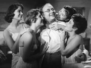 B&auml;ckermeister Friedrich Schiller (Heinz Erhardt) wird von seinen erwachsenen T&ouml;chtern Lene (Renate K&uuml;ster, li.), Regine (Nora Minor, 2. v. re.), Thea (Corny Collins) und Luise (Gabriele Steffan) umschw&auml;rmt.