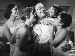 B&auml;ckermeister Friedrich Schiller (Heinz Erhardt) wird von seinen erwachsenen T&ouml;chtern Lene (Renate K&uuml;ster, li.), Regine (Nora Minor, 2. v. re.), Thea (Corny Collins) und Luise (Gabriele Steffan) umschw&auml;rmt.