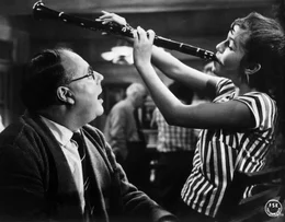Anni (Margitta Scherr), ist immer zu Streichen aufgelegt. Hier versucht sie, mit ihrem Vater (Heinz Erhardt) um die Wette zu musizieren.