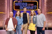 Moderator Kai Pflaume (M.) und seine Rateteam-Kapit&auml;ne Bernhard Ho&euml;cker (l.) und Wotan Wilke M&ouml;hring (r.) begr&uuml;&szlig;en in dieser Sendung die Schauspielerin Klara Deutschmann (2.v.l.) und die Schauspielerin Petra Schmidt-Schaller (2.v.r.).
