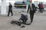 Brennan (Emily Deschanel, Mi.) und Booth (David Boreanaz, re.) untersuchen auf einem Parkdeck die Leiche eines Mannes, der für den mysteriösen Inhalt seines Aktenkoffers ermordet wurde: seine Hand mit dem befestigten Koffer wurde abgeschnitten. Brennan (Emily Deschanel, Mi.) und Booth (David Boreanaz, re.) untersuchen auf einem Parkdeck die Leiche eines Mannes, der für den mysteriösen Inhalt seines Aktenkoffers ermordet wurde: seine Hand mit dem befestigten Koffer wurde abgeschnitten.