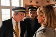 Zwei Generationen einer Burschenschaft: Dieter Häberle (Thomas Bestvater, l.) und Simon Rieger (Nico Ehrenteit, M.) befinden sich in einer Auseinandersetzung mit Martina Seiffert (Astrid M. Fünderich, r.). Allem Anschein nach haben sie kein gesteigertes Interesse zur Aufklärung des Falles beizutragen. Da stoßen sie aber Frau Martina Seiffert auf Granit. Zwei Generationen einer Burschenschaft: Dieter Häberle (Thomas Bestvater, l.) und Simon Rieger (Nico Ehrenteit, M.) befinden sich in einer Auseinandersetzung mit Martina Seiffert (Astrid M. Fünderich, r.). Allem Anschein nach haben sie kein gesteigertes Interesse zur Aufklärung des Falles beizutragen. Da stoßen sie aber Frau Martina Seiffert auf Granit.