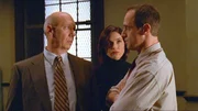 (v.l.): Captain Donald Cragen (Dann Florek), Detective Benson (Mariska Hargitay) und Detective Stabler (Christopher Meloni) kommen ins Gr&uuml;beln. Haben sie den falschen T&auml;ter angeklagt?