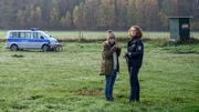 Die beste Freundin der Toten, Rieke Otten (Antonia Wiedemann, l.), hat Julia Grabow vor ihrem Bauwagen gefunden. Zuf&auml;lligerweise war Paula Moorkamp (Stella Hinrichs, r.) vor l&auml;ngerer Zeit mit ihrem gro&szlig;en Bruder zusammen und kennt Rieke daher gut. Wird das Vertrauensverh&auml;ltnis Paula dabei helfen, den Mord aufzukl&auml;ren?