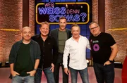 Moderator Kai Pflaume (M.) und seine Rateteam-Kapit&auml;ne Bernhard Ho&euml;cker (l.) und Elton (r.) begr&uuml;&szlig;en den Musiker Stefan P&ouml;ssnicker (2.v.l.) und den Musiker Dirk Berns (2.v.r.), zusammen das Schlager-Duo "Die Schlagerpiloten".