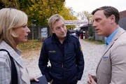 Die Kommissare Danner (Katharina Abt, l.) und Bach (Patrick Kalupa, r.) analysieren mit Polizeihauptmeister Mohr (Max M&uuml;ller, M.) die bisherige Beweislage.