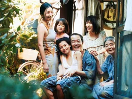 Die Shibatas, v.l.: Mutter Nobuyo (Sakura Ando), die Pflegekinder Yuri (Miyu Sasaki) und Shota (Jyo Kairi), Vater Osamu (Lily Franky), Tochter Aki (Mayu Matsuoka) und Gro&szlig;mutter Hatsue (Kirin Kiki). Trotz Armut bewahren sie sich ihr Familiengl&uuml;ck.