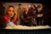 Trixies (Alwara H&ouml;fels, l.) Kuchen-Start-Up l&auml;uft gut an und die ganze Familie wird eingespannt. Hintz (Dieter Hallervorden, M.), Afia (Latisha Kohrs, 2.v.r.), Murat (Julius G&ouml;ze, 2.v.l.) und Sean (Lior Kudrjawizki, r.) unterst&uuml;tzen Trixie, wo sie k&ouml;nnen.