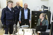 Auf dem Laptop des Wachmanns (Thorsten Merten, 2.v.r.) findet Helen Dorn (Anna Loos, r.) verd&auml;chtiges Videomaterial, das die Mitarbeiterinnen in der Garderobe zeigt.