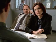 Det. Benson (Mariska Hargitay, re.) und Det. Stabler (Christopher Meloni, mi.) besuchen Roger Silver im Gef&auml;ngnis...