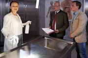 Pathologin Mai (Sina Wilke, l.) erl&auml;utert Polizeidirektor Achtziger (Alexander Duda, m.) und Kommissar Bach (Patrick Kalupa, r.) die Ergebnisse der Obduktion.