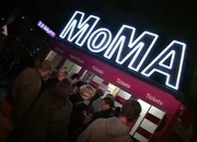 Das Jahr 2004 &ndash; das MoMA kommt und bricht Besucherrekorde, Neuk&ouml;llns B&uuml;rgermeister Heinz Buschkowsky erkl&auml;rt Multi-Kulti f&uuml;r gescheitert und die Tsunami-Katastrophe in S&uuml;dostasien fordert auch Berliner Opfer. Eine Berlin-Chronik der Superlative: F&uuml;nf Jahrzehnte von 1961, dem Jahr des Mauerbaus, bis 2009 als Berlin eine Weltstadt im 21. Jahrhundert ist. - Das MOMA in Berlin - lange Schlangen davor.