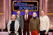 Moderator Kai Pflaume (M.) und seine Rateteam-Kapit&auml;ne Bernhard Ho&euml;cker (l.) und Wotan Wilke M&ouml;hring (r.) begr&uuml;&szlig;en in dieser Sendung den Kunst- und Antiquit&auml;tenh&auml;ndler Fabian Kahl (2.v.l.) und den Koch und Fernsehmoderator Horst Lichter (2.v.r.).