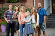 Der Cast (v.l.): Daniel (Patrick Kalupa), Gabriele (Leslie Moltan), Eva (Mirja Boes), Marie (Laurena Marisol Lehrich), Toni (Sina Tkotsch) und der Nachbar Kurt (Oliver Fleischer). Der Cast (v.l.): Daniel (Patrick Kalupa), Gabriele (Leslie Moltan), Eva (Mirja Boes), Marie (Laurena Marisol Lehrich), Toni (Sina Tkotsch) und der Nachbar Kurt (Oliver Fleischer).