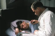 Hansi Hechselberger (Michael Netscher, links) liegt mit Fieber im Bett. Seinem besorgten Vater (Wolfram Kunkel) wird klar, dass seine Pistole, die unsachgemäß gelagert war, damit zu tun hat. Hansi Hechselberger (Michael Netscher, links) liegt mit Fieber im Bett. Seinem besorgten Vater (Wolfram Kunkel) wird klar, dass seine Pistole, die unsachgemäß gelagert war, damit zu tun hat.