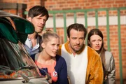 Vor der Keksfabrik bereiten sich S&ouml;ren (Tim Bergmann, l.), Heike (Valerie Niehaus, 2.v.l.), Adam (Lucas Gregorowicz) und Eva (Julia Hartmann) auf die Operation "Keksr&uuml;ckf&uuml;hrung" vor.