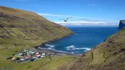 Eine schroffe Steilk&uuml;ste, geformt aus Basalt und Vulkangestein, so ragen die F&auml;r&ouml;erinseln aus dem Meer und trotzen dem st&uuml;rmischen Nordatlantik. Grasbewachsene Bergh&auml;nge, Wasserf&auml;lle und kleine B&auml;che pr&auml;gen die Landschaft.