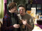 Bruno (Ferdinand D&ouml;lz, re.) und Elias (Albert Wey, li.) albern auf der Party herum.