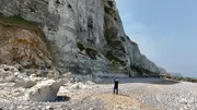 Ganze Klippen st&uuml;rzen ins Meer: Ebbe und Flut, Wind und Temperaturschwankungen nagen an der K&uuml;ste der Normandie. Der Geologe St&eacute;phane Costa erforscht die Erosion der Felsw&auml;nde.